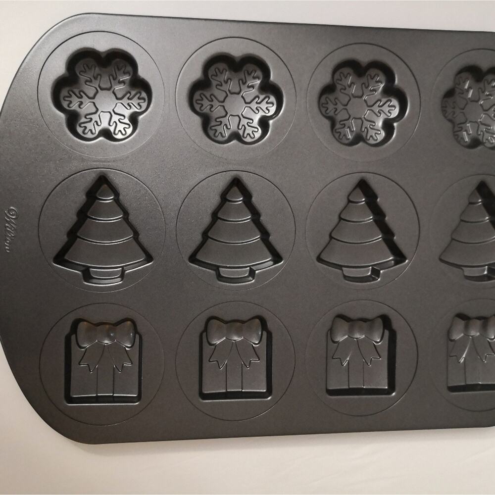 WILTON Christmas Treats Made Simple Holiday Shapes Cookie Pan Gifts Bakeware